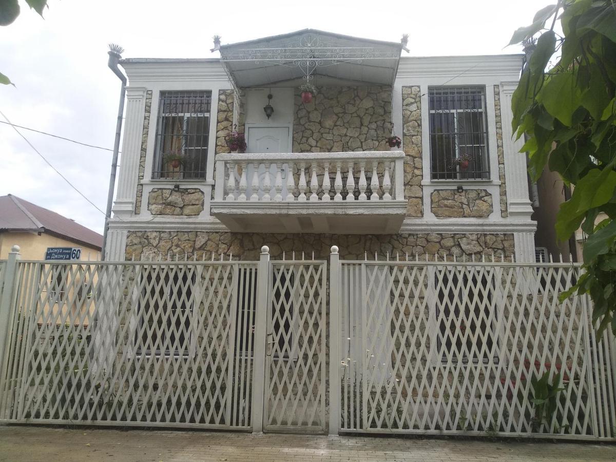 Apartment On Dzhonua Street Suhumi Exterior foto